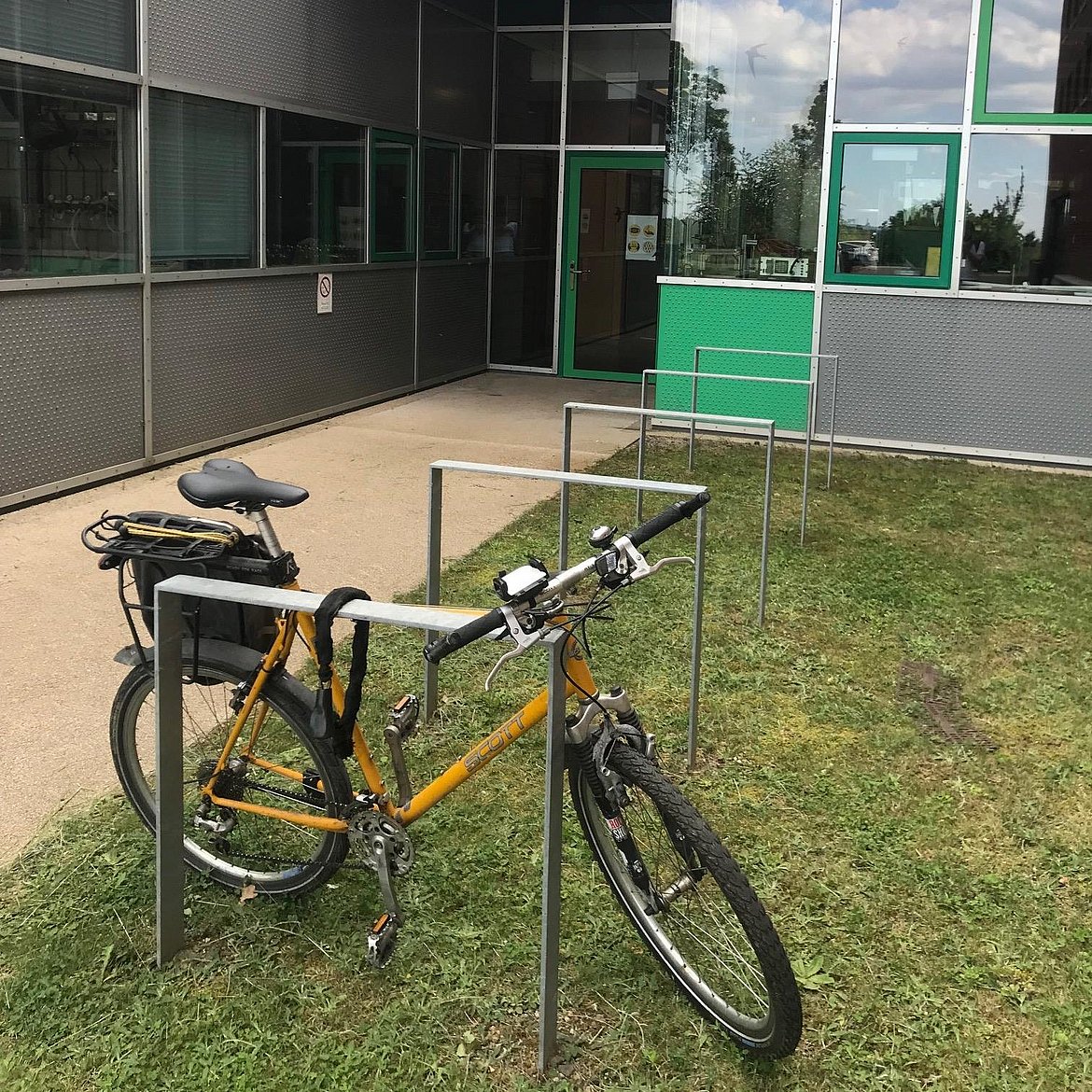 Fahrradabstellmöglichkeiten vor T2-Gebäude.