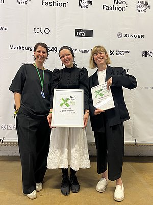 Absolventin und Professorinnen auf der Berlin Fashion Week