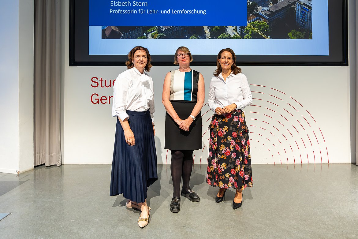 stehen nebeneinander im Audimax und lächeln: Die Professorinnen Dr. Frauke Sander, Dr. Elsbeth Stern und Dr. Nadine Walter freuten sich über das große Interesse am Thema Intelligenz. 