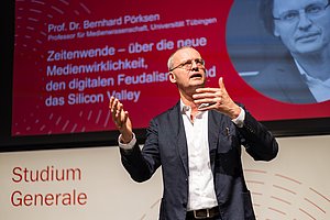 Ein Mann spricht im Vorlesungssaal.