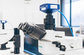 Die Fotos zeigen die Ausstattung der Labore des STI, technische Messgeräte, Mikroskope, Bildschirme und PCs sowie Arbeitsplätze.