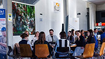 Studierende am Tisch mit Bosch Power Tools