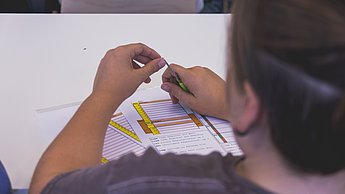 Ein Junge schreibt seine Codes (sie legen sie mit Smiies)