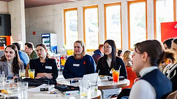 Studierendengruppe am Tisch
