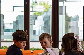 Die Kinder nehmen selbst an Umfragen teil und werten diese in Gruppen aus.