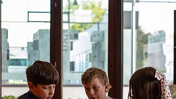 Die Kinder nehmen selbst an Umfragen teil und werten diese in Gruppen aus.