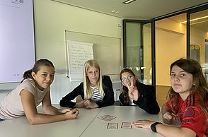 Kinder disskutieren in der Gruppe die Ergebnisse zum Thema Treibhaus-Kompass
