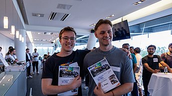 Zwei Studenten mit Urkunde