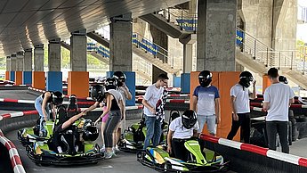Personen beim Einstieg ins die Karts
