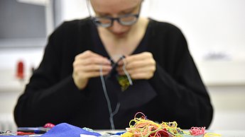 Studentin arbeitet mit Schnüren