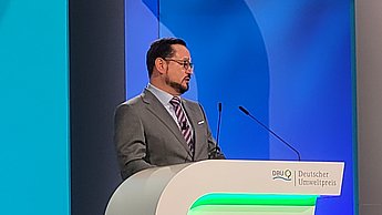 DBU-Generalsekretär Alexander Bonde am Rednerpult stehend