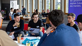dm Tech im Austausch mit Studierenden