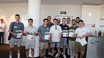 Studierende mit Gewinnerurkunden