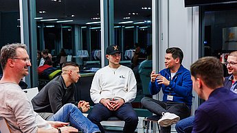 Personen im Gespräch in einem Stuhlkreis