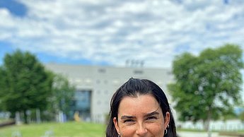 ET/IT-Absolventin Denise Köseoglu, die ihr erfolgreich abgeschlossenes Bachelorstudium „Elektrotechnik/ Informationstechnik" zwischenzeitlich durch das Masterstudium „Embedded Systems“ an der Fakultät für Technik ergänzt.