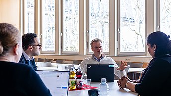Mitarbeiter der Firma SAP im Gespräch mit einer Studentin