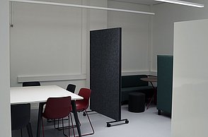 Arbeitsgruppenplätze und Whiteboards in einem kollaborativen Lernraum