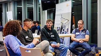Personen im Gespräch in einem Stuhlkreis