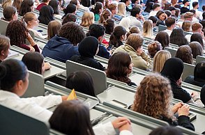 Studierende im Audimax der Hochschule