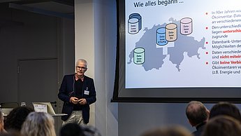 Referent spricht vor Powerpointfolien