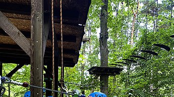 Kinder im Waldklettergarten