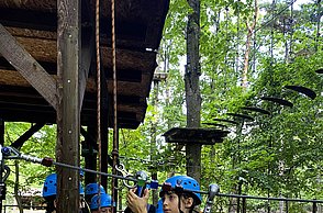 Kinder im Waldklettergarten