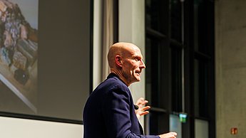 Prof. Thomas Hensel während seines Vortrages im Audimax der Hochschule Pforzheim.