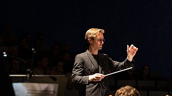 Dirigent Jasper Lecon während des Orchesterauftritts
