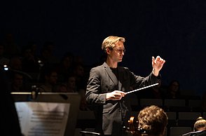 Dirigent Jasper Lecon während des Orchesterauftritts