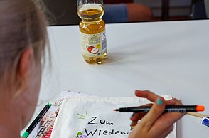 Kinder beim Malen
