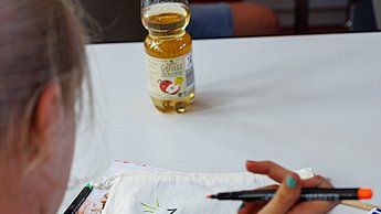 Kinder beim Malen