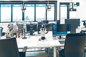 Die Fotos zeigen die Ausstattung der Labore des STI, technische Messgeräte, Mikroskope, Bildschirme und PCs sowie Arbeitsplätze.