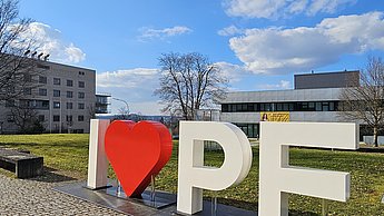 Der i love PF Selfiespot steht noch bis Ostern auf dem Campus