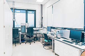 Die Fotos zeigen die Ausstattung der Labore des STI, technische Messgeräte, Mikroskope, Bildschirme und PCs sowie Arbeitsplätze.