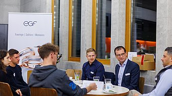 Studierende im Austausch mit egf Manufaktur 