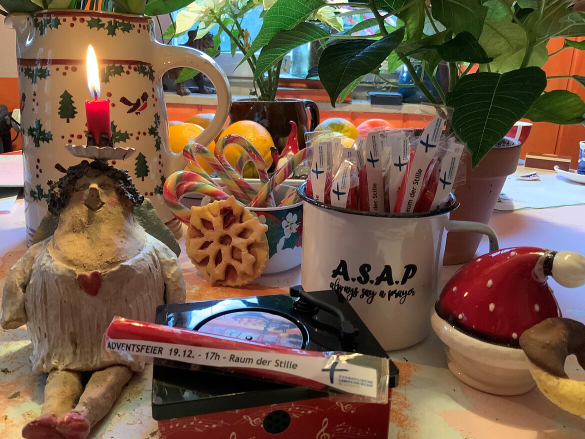 Kekse, Tee und Adventsdeko