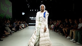 Präsentation eines Outfits auf dem Laufsteg bei der Neo Fashion