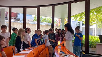 Kindergruppe schaut sich Lampenschirme aus dem 3D Druck an