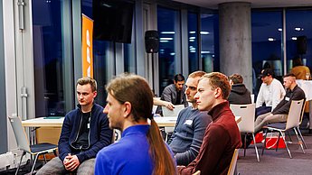 Studierende im Gespräch in einem Stuhlkreis