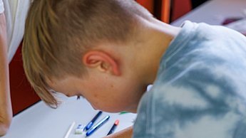 Kinder beim Malen