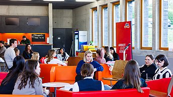 Studierende auf Sofas