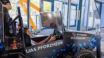 Kinder im Rennsimulator