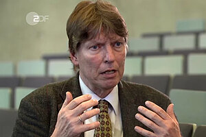 Prof. Dr. Tobias Brönneke im Interview. Screenshot: ZDF Mediathek
