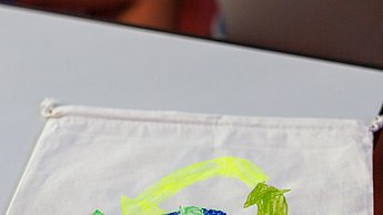 Kinder beim Malen und Basteln