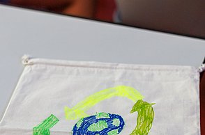 Kinder beim Malen und Basteln