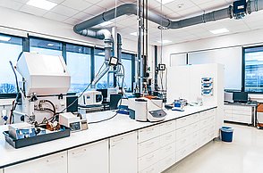 Die Fotos zeigen die Ausstattung der Labore des STI, technische Messgeräte, Mikroskope, Bildschirme und PCs sowie Arbeitsplätze.