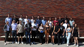 Studierende des Masterstudiengangs „Engineering and Management“ präsentieren ihre Projektarbeiten am Campus der Hochschule Pforzheim – vor ihren Dozenten Moritz Gieza (zweite Reihe, zweiter von links) und Lukas Waidelich (erste Reihe, zweiter von links) sowie Julia Wieland von der Stadt Pforzheim (erste Reihe, ganz links) und Bertil Kilian von den Stadtwerken Pforzheim (zweite Reihe, ganz links).