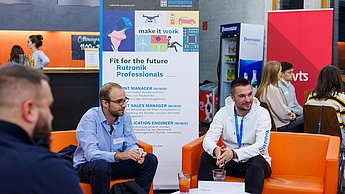 Studierende und Vertreter der Firma Rutronik