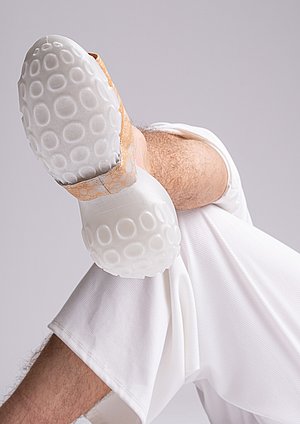 Model trägt Schuh