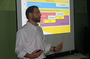 Methodentag am Hilda-Gymnasium Pforzheim: Prof. Tobias Preckel stellt die Fakultät für Technik vor.